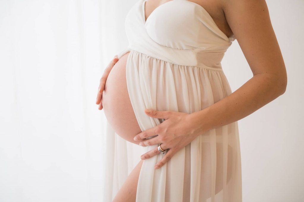 friendstudio fotografo servizio fotografico foto forlì cesena rimini faenza ravenna azienda cerimonia matrimonio fotografo pancia mamma maternità maternity newborn